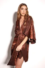 Vestido corto tipo kimono color bronce, con mangas amplias y lazo ajustable en la cintura.