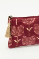 Bolso mini de terciopelo color borgoña, con bordado de tulipanes dorados y cierre superior con tirante de hilo metalizado.