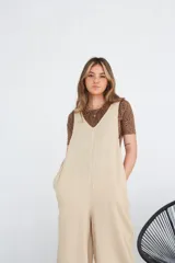 Mono color beige de lino y algodón, con corte oversize y pierna recta.