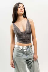 Cinturón de cuero negro, delgado y liso, con terminación en lazo.