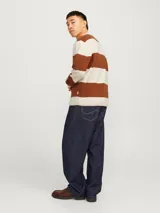 Polo de manga larga tejido jacquard con rayas horizontales color marrón y crudo, cierre de medio botón y fit relajado. Confeccionado con 50% algodón y 50% poliéster reciclado.