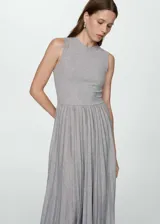 Vestido midi gris con falda plisada, sin mangas y cuello redondo.