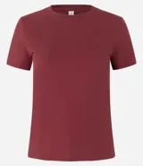 Remera básica de media malla color blanco, con cuello redondo y mangas cortas.