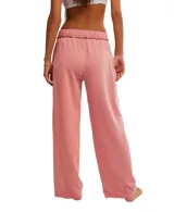 Pantalón de jogging color salmón, con cintura elástica, dos bolsillos y largo hasta los tobillos.