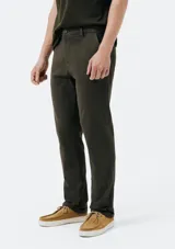 Pantalón de vestir azul marino, de corte slim fit, con bolsillos laterales y traseros.