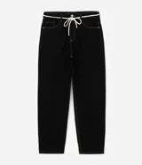 Pantalón masculino negro de corte baggy, confeccionado en sarga de algodón. Presenta detalles de costura, cierre tradicional de botón y cremallera, y un cordón blanco para ajustar la cintura.
