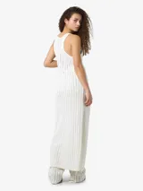 Cárdigan largo sin mangas con cuello en V, color blanco. Confeccionado en mezcla de algodón y poliéster reciclados. Diseño de largo a los tobillos, cierre con tiras y detalle de nudo al frente.