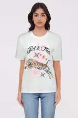 Remera de algodón con estampado en tonos verdes y negro, de corte ancho y manga corta.