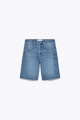 Bermuda de denim azul de tiro medio con cinco bolsillos, trabilla ajustable en la espalda, bajo sin costuras y cierre frontal con botones metálicos.