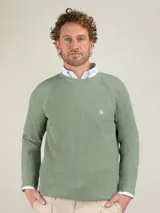 Jersey de punto inglés verde con rayas horizontales blancas, cuello redondo y logo bordado en el pecho.