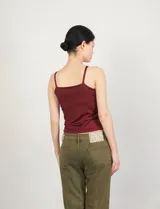 Top rojo con lentejuelas grandes y tirantes finos.