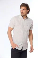 Camisa de lino a cuadros de manga corta, modelo slim con bolsillo.