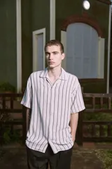 Camisa de manga corta con fit relajado y cuello resort. Cierre con botones al frente. Estilo liviano ideal para el verano.