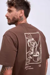 Remera marrón de manga corta y cuello redondo, con un pequeño estampado blanco de una cafetera moka en el pecho.