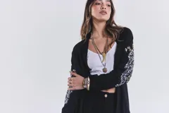 Kimono negro de lino con bordado de lentejuelas plateadas y doradas en mangas y espalda.