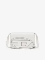 Bolso bandolera Diesel modelo 1DR, mediano, color blanco. Confeccionado en cuero liso, con solapa y logo ovalado "D" metálico esmaltado. Incluye correa ajustable para usar al hombro o cruzado, compartimento interior amplio y dos secciones planas adicionales.