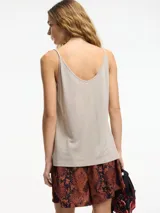 Musculosa básica negra con breteles finos y escote en V.