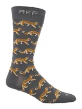 Calcetines grises con estampado de leones marrones y letras "RKF" en la parte superior.