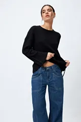 Pantalón de jean gris oscuro, tiro bajo, corte baggy y doble bolsillo.
