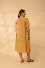 Vestido midi color celeste con escote en V y mangas cortas.