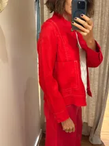 Chaqueta color caramelo de lino y algodón, con cuello mao, cierre frontal con botones de madera, bolsillos de parche y pespuntes a contraste.