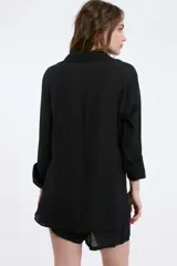 Camisa beige de mangas largas con lazo frontal y cuello en V.