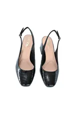Zapato de charol negro con textura, punta cuadrada, tira trasera con hebilla y tacón cuadrado de 5 cm.