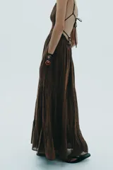 Vestido midi marrón con escote en V, tirantes finos ajustables y espalda descubierta con lazadas.