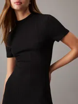Vestido corto negro de punto de viscosa elástica con textura de canalé irregular, corte slim, cuello perkins y mangas cortas.