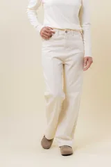 Jean de corte recto y tiro medio en color crudo. Cuenta con diseño clásico de cinco bolsillos, cierre frontal con botón y cremallera, y pasacintos.