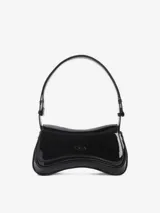 Bolso de mano tipo clutch con forma ondulada y acabado charol brillante, color negro. Presenta un aplique ovalado tonal en la solapa y correa ajustable para llevar al hombro o cruzado.