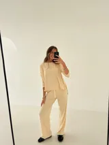 Remerón blanco de manga larga confeccionado en morley y viscosa.