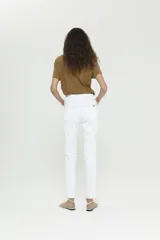 Jean mom fit blanco, tiro alto, con costuras color camel a contratono.