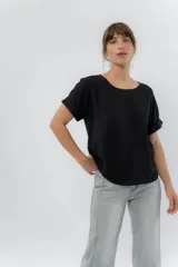 Remera básica de viscosa color negro, de corte recto y calce relajado, con escote redondo y mangas cortas con vuelta.