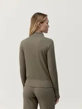 Campera negra de tejido acanalado con cierre frontal y cuello alto.