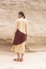 Túnica midi color beige con corte geométrico en lila y verde. Tiene cuello mao con botones y mangas 3/4.