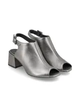 Sandalia plateada con punta abierta, taco cuadrado y tira con hebilla al tobillo.