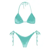 Conjunto de bikini color celeste de terciopelo, con corpiño triangular con tiras finas y bombacha semivedetina con tiras laterales ajustables.
