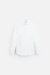 Camisa blanca slim fit de manga larga con cuello italiano abierto y cierre frontal con botones.