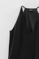 Top musculosa negro con escote en V y tirantes finos.