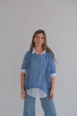 Sweater celeste de corte holgado con mangas 3/4 y cuello redondo. Incluye una bufanda fina del mismo color.