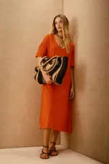 Vestido midi color naranja, de corte recto y mangas cortas.
