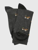 Calcetín de largo medio color gris oscuro con puño suave (Comfort Cuff). Presenta un estampado repetitivo de perros Basset Hound tricolores (marrón, blanco y negro). El talón y la punta son de color gris más oscuro.