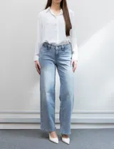 Jean wide leg de tiro medio, marca DJEANS, color celeste. Pretina con pasadores, botón y cierre. Delantera con bolsillos inclinados, trasera con bolsillos aplicados.