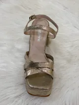 Sandalias de fiesta color champagne con plataforma y taco cuadrado, tiras cruzadas en el empeine y pulsera al tobillo con hebilla.