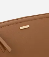 Cartera bandolera pequeña color marrón, con correa larga ajustable, cierre de cremallera y tirador.