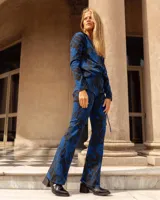 Botas cortas de cuero color marrón con textura de reptil en la puntera y caña, y textura de cocodrilo en el tobillo.