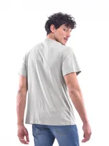 Remera azul de corte clásico y mangas cortas.