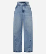 Pantalón de jean azul oscuro, corte barrel, con cintura con trabillas, cierre con botón y cremallera, bolsillos delanteros y traseros, y recortes en las rodillas y el bajo.