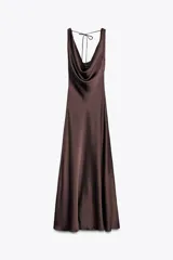 Vestido largo marrón satinado con escote pico fluido y tirantes anchos. Espalda descubierta ajustable con cordones y bajo asimétrico evasé.